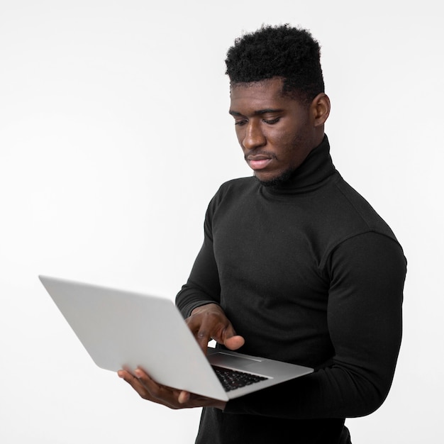 Hombre concentrado usando una computadora portátil