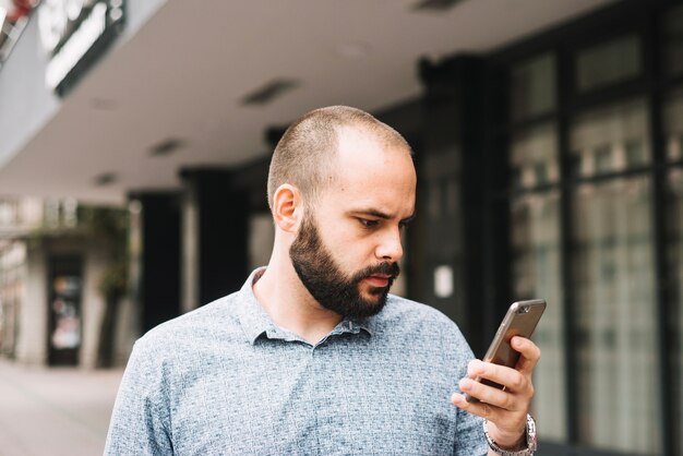 El hombre se concentró en teléfono inteligente