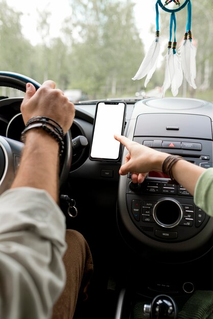 Hombre conduciendo coche con novia dando dirección