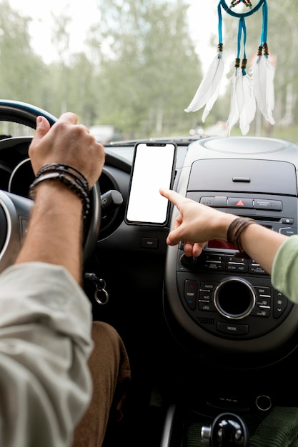 Hombre conduciendo coche con novia dando dirección