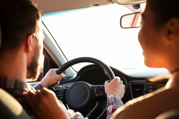 Hombre conduciendo junto a su novia