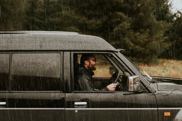 Hombre conduciendo bajo la lluvia