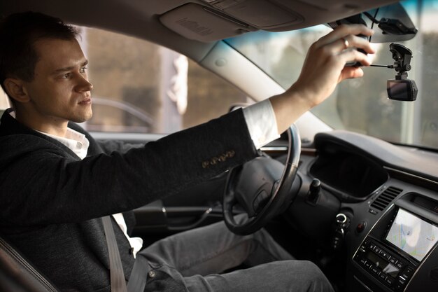 Hombre conduciendo su elegante coche para servicios de taxi