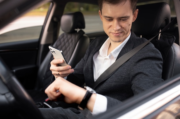 Hombre conduciendo su elegante coche para servicios de taxi