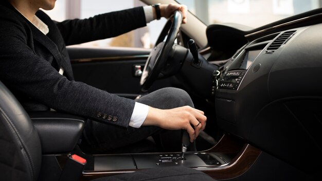 Hombre conduciendo su elegante coche para servicios de taxi