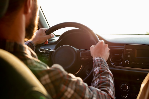 Hombre conduciendo con su novia