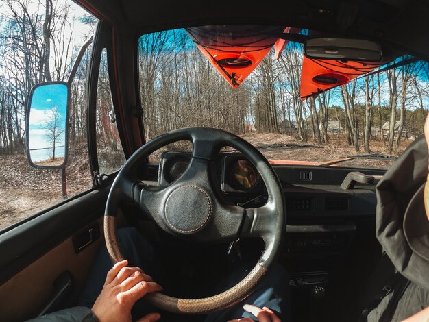 Hombre conduciendo suv coche por camino forestal