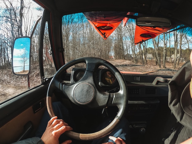 Hombre conduciendo suv coche por camino forestal