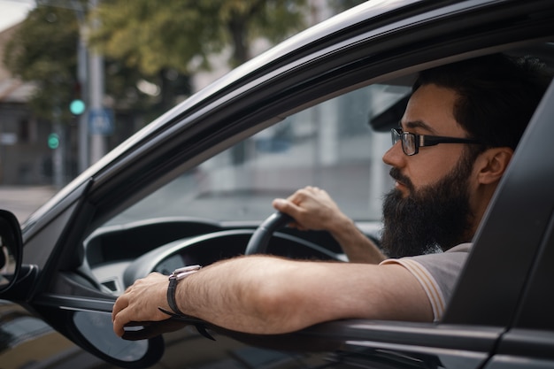 Hombre confiado conduciendo un automóvil