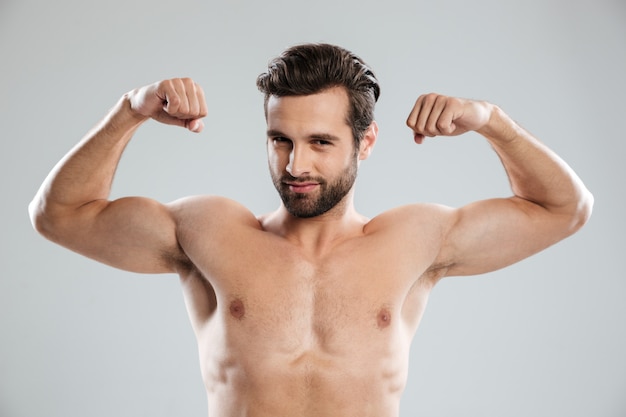 Hombre confiado que muestra sus bíceps