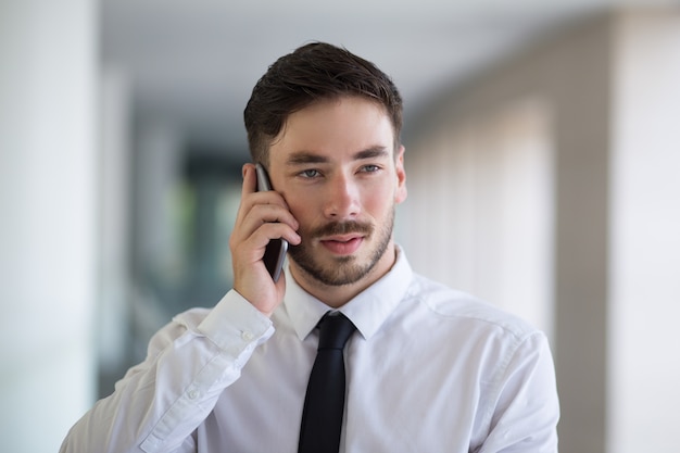 Hombre confidente que usa el teléfono para la comunicación