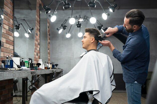 Hombre, conseguir, un, corte de pelo, plano medio