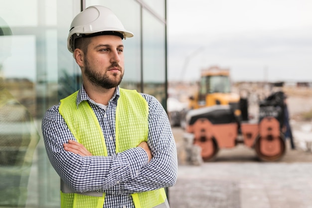 Hombre constructor de tiro medio con brazos cruzados