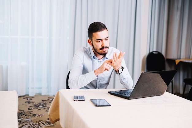 Hombre contando en la computadora portátil