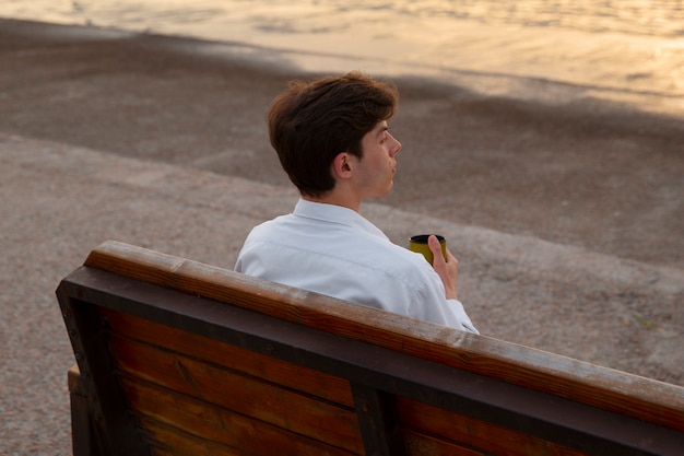 Foto gratuita hombre contemplativo de alto ángulo en la playa.