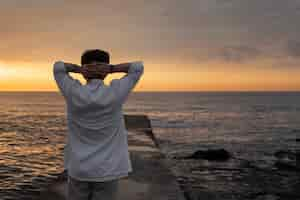 Foto gratuita hombre contemplativo de tiro medio en la playa.