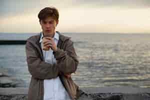 Foto gratuita hombre contemplativo de tiro medio en la playa.