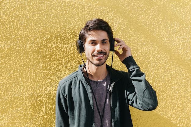 Hombre contento posando en auriculares