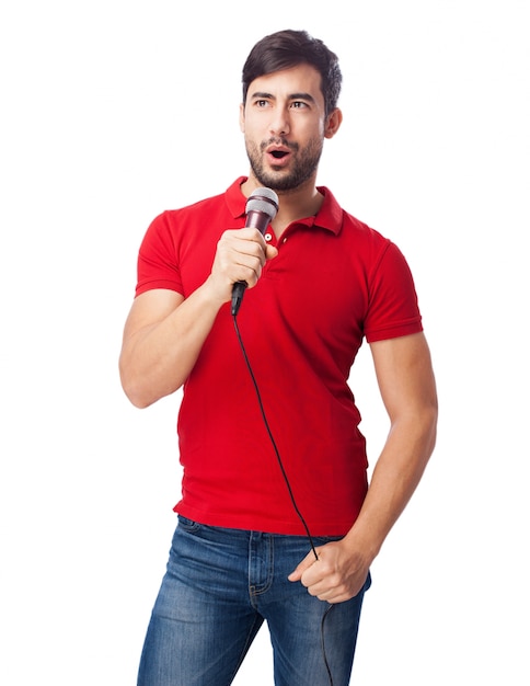 Hombre contento sujetando el micrófono mientras canta