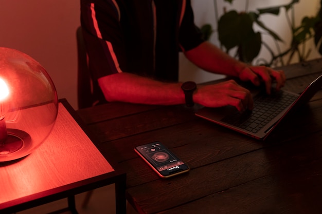 Hombre controlando una lámpara inteligente con su teléfono