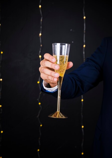 Hombre con copa de champagne