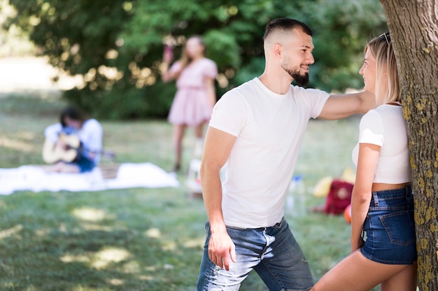 Foto gratuita hombre coqueteando con mujer después de la pandemia