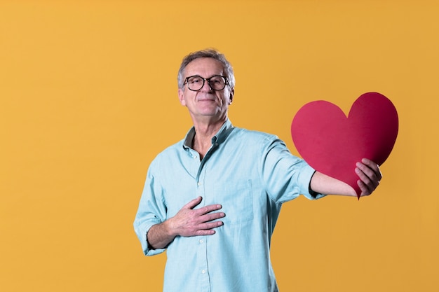 Foto gratuita hombre con corazón en mano