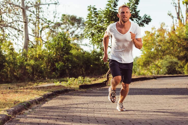 Foto gratuito el hombre corre en el parque.