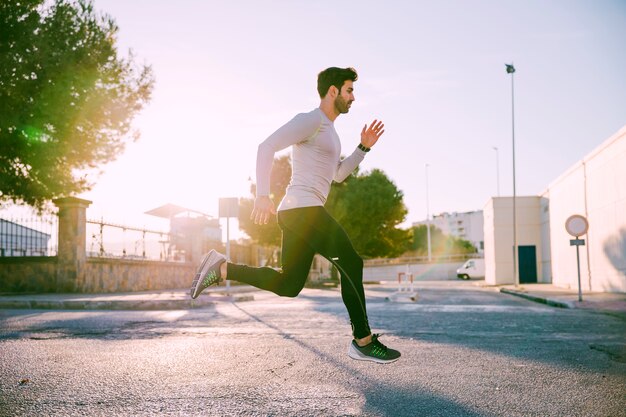 Hombre corriendo activamente en la calle