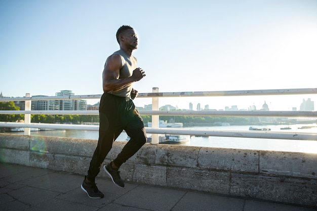 Foto gratuita hombre corriendo al aire libre tiro completo