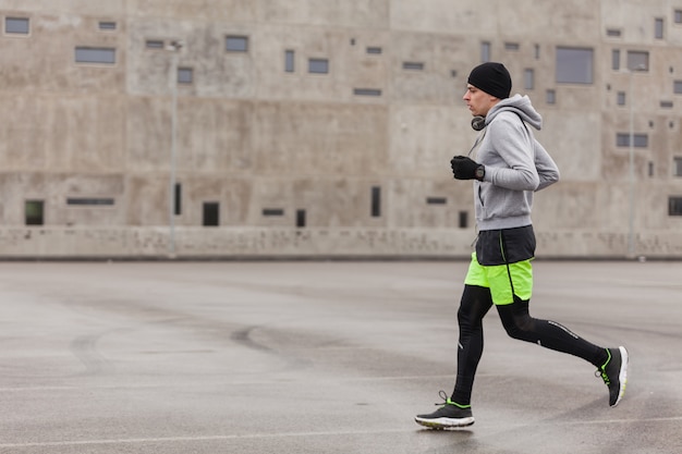 Foto gratuita hombre corriendo en ambiente urbano