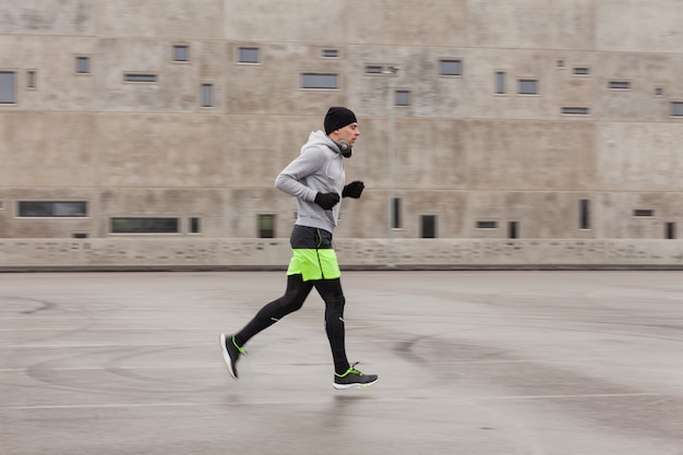 Foto gratuita hombre corriendo en ambiente urbano