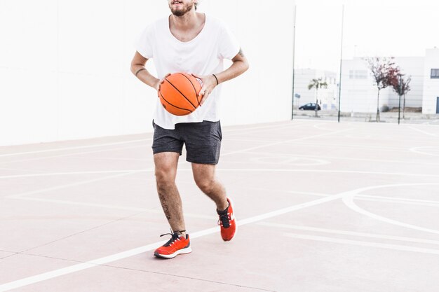 Hombre corriendo con el baloncesto