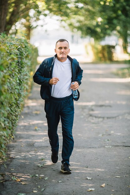 Hombre corriendo en un callejón en el parque