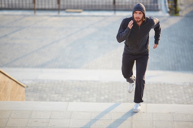 Hombre corriendo por las escaleras