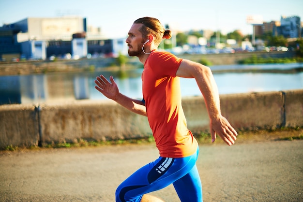 Foto gratuita hombre corriendo muy rápido