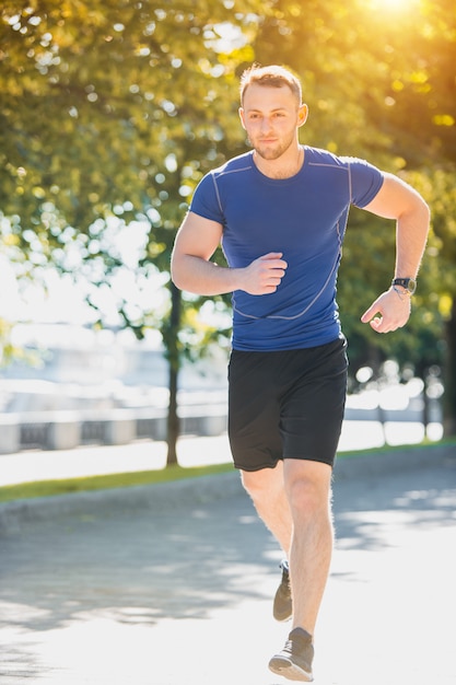 Hombre corriendo en el parque por la mañana. Concepto de estilo de vida saludable