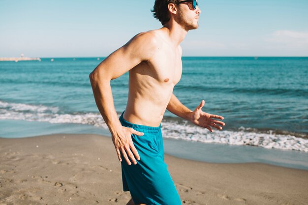 Hombre corriendo en la playa