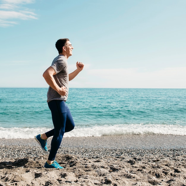 Hombre corriendo en la playa