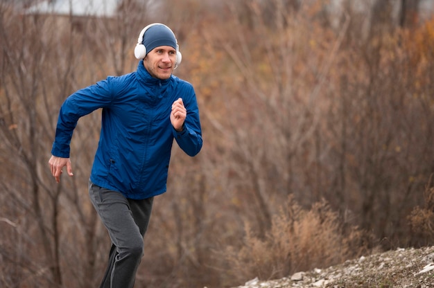 Foto gratuita hombre corriendo por sendero en la naturaleza