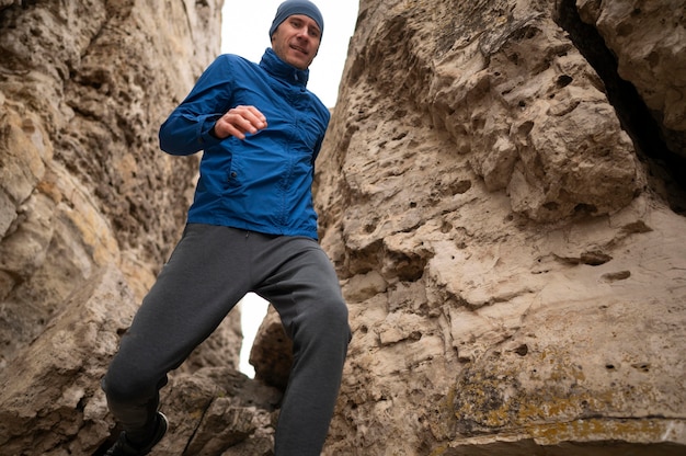 Foto gratuita hombre corriendo a través de rocas