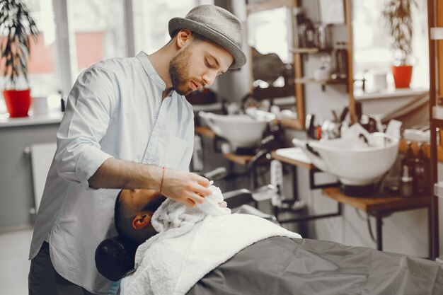 El hombre se corta la barba en la barbería.