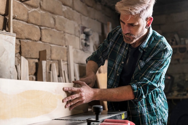 Hombre cortando tablones de madera