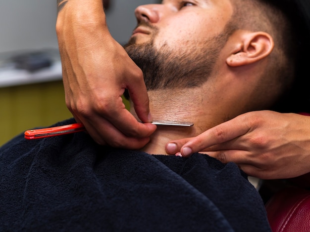 Hombre cortándose la barba