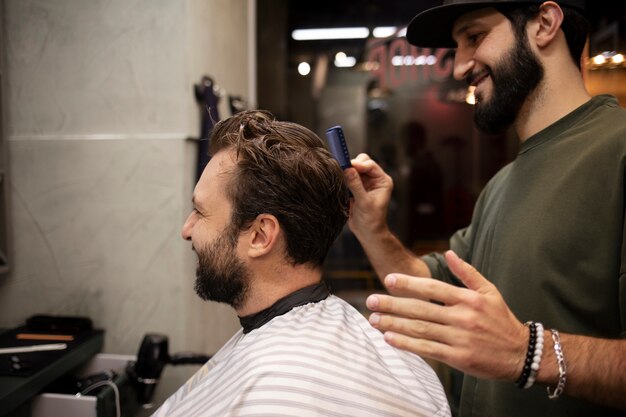 Hombre cortándose el pelo en la peluquería