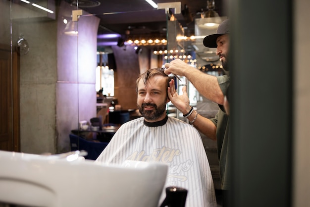 Hombre cortándose el pelo en la peluquería