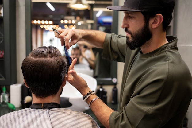 Hombre cortándose el pelo en la peluquería