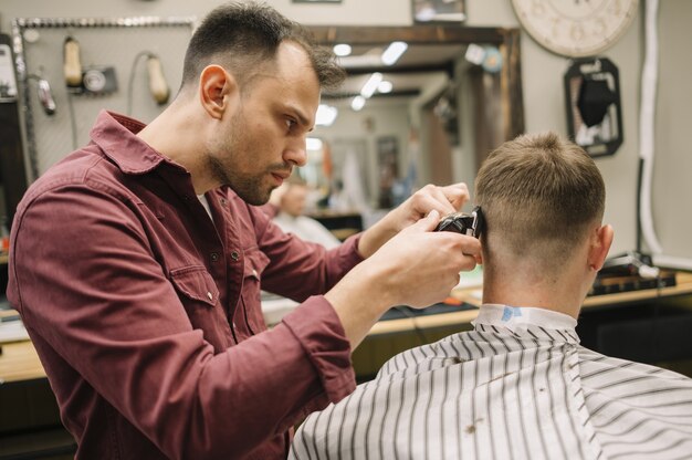 Hombre cortarse el pelo en una barbería