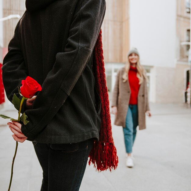 Hombre de cosecha con rosa esperando novia