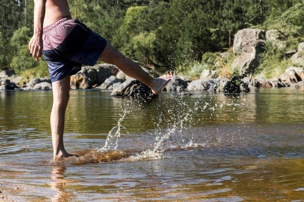 Hombre en la costa en el agua